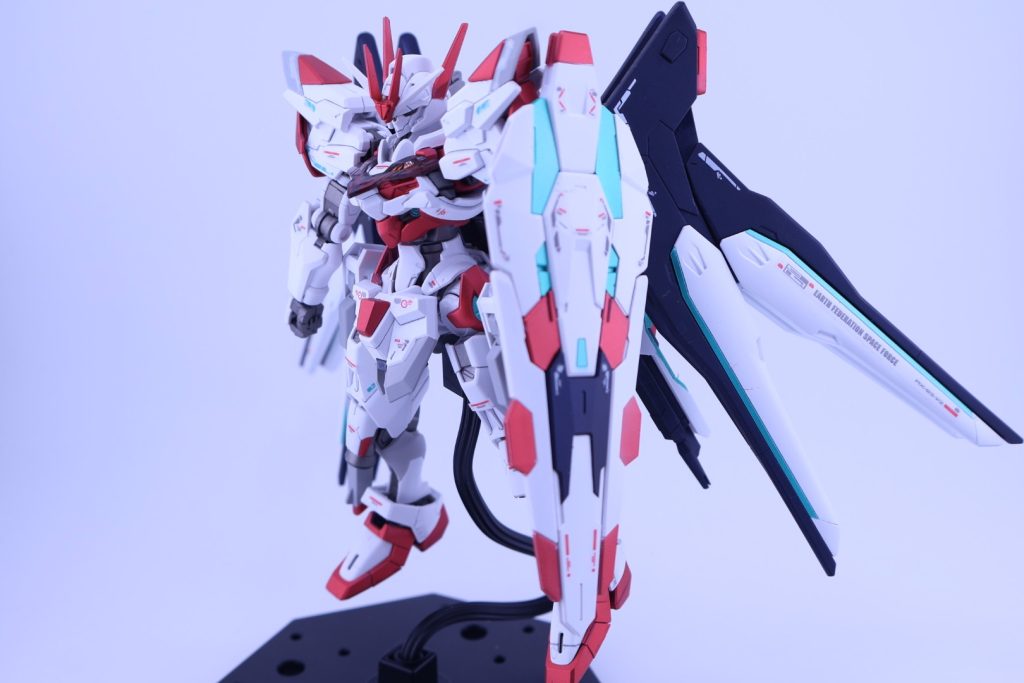 ルブリスがかっこよくてしかも手に入りやすいので何かミキシングに使いたいと思い中古のストライクフリーダム2式と組み合わせてみました。接続部に互換性がほとんどなかったのでストライクフリーダムの特徴的なパーツを切り貼りしてストフリ感を少しでも持たせました。手首のビームシールド発生装置もつけたかったんですがシールドが持てなくなるので諦めました。