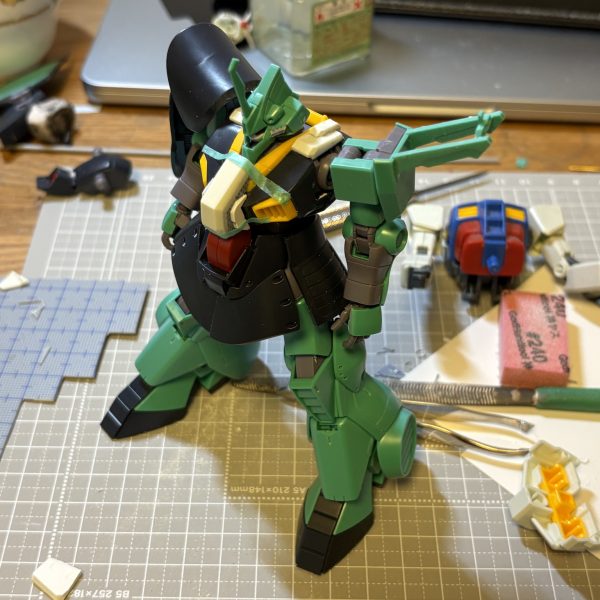 前百式はシンプルに仕上げたからディジェも合わせてシンプルに仕上げよう。って安堵して制作始めたのになんかどんどん手が動いちゃってとんでもない改造を施し始めてしまいました。着地点が見えないです....助けて...... &nbsp; 心の中のアムロがディジェを好き勝手弄るんです。ガンダム化させようとするんです。ヤベェよ.....(因みに素材としてEGファーストが分解、転用されまくっている。)足周りのディティールはシンプルに仕上げられたんですけど.....夏休み中に塗装入れないと、本当に終わらないぞ.......（4枚目）