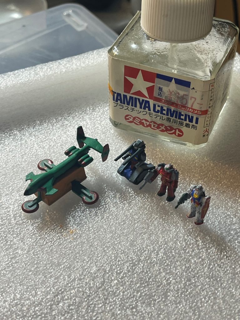 遅れて付属のガンダム、ガンキャノン、ガンダンク、ガンペリーを塗ったけど整形不良？着色難しいwww