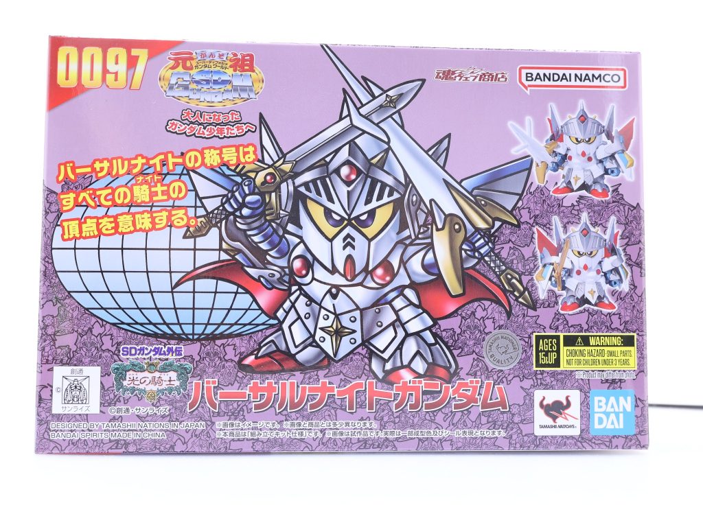 【ガンプラデータ】配役：バーサルナイトガンダム演者：エコダ・ボウ所属：199Ｘ年の「エバーブック」所持者ＧＰ（ガンプラパワー）：不明レギュレーション：オフィシャルレギュレーション（素組み）機体解説：･･･あの「199Ｘ年当時の」元祖ＳＤガンダムが令和にまさかの元キット再スキャンで復活（つまり金型はもう存在しないと言うこと）。値段こそ大幅に上がったものの、当時ままの造形は新造したことでよりシャープになり古さを感じさせない。また、フェイス部分は初回発売当時のものと令和復刻版で新たに追加されたものの二種が存在、付け替えることができる。･･･塗装？改造？筆者的には元祖ＳＤにそれは不必要だと考えています･･･