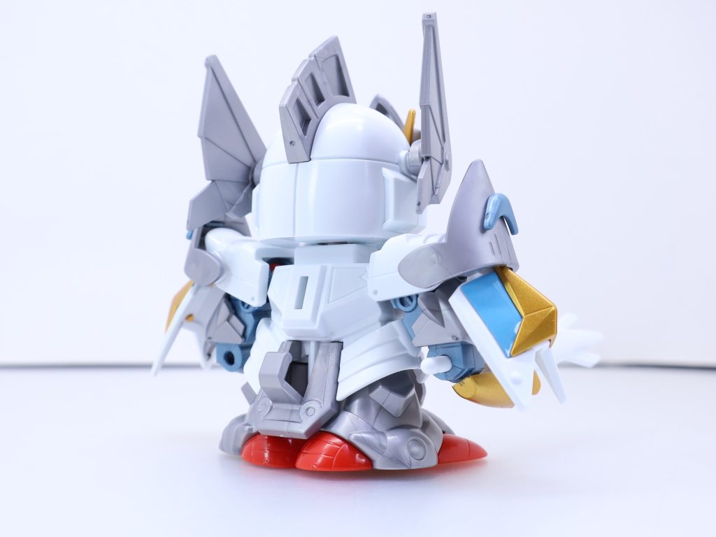 元祖ＳＤガンダム：ガンプラとは別の世界に存在する組み立て式玩具。特にコマンド関係はこちらがメインの展開となり多くのキットを輩出した。のちにかつてＳＤを楽しんだ大人向けにプレバン限定でキットが展開（ただし魂ネイションズ）、振り番は（本展開時に一度リセットされた後の）当時の続きとなっている。当時再現のためかシールが分厚いですが、粘着力は現代基準となっており良好。ＳＤブームまっただ中のキットでありながら、鎧部分のシルバーの色分け・腰の黄色十字の分けなど当時の技術の高さを見るかのよう。武装はバーサルソード・スピア・バックパック。