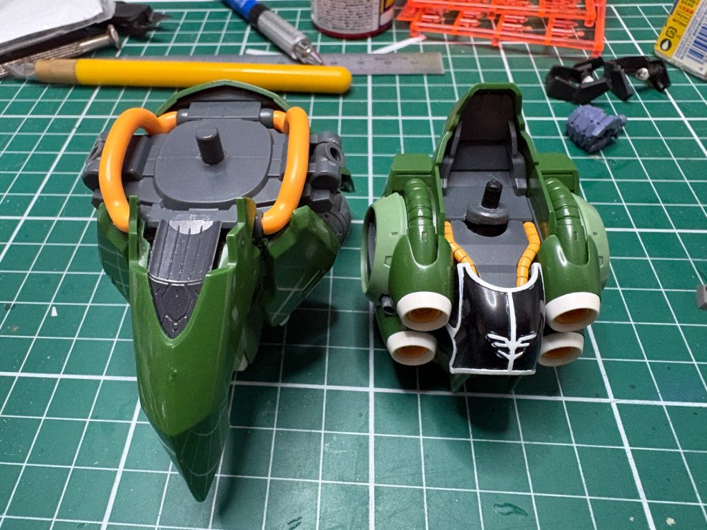 こちらが頭部の改造です。これだけで上を向いたり、顎を引いたりでるようになります。股間の上部分の空いてるところがが寂しかったので丁度いいディテールが入いった、ぴったりはまるジャンクパーツがあったので差し込んでます。