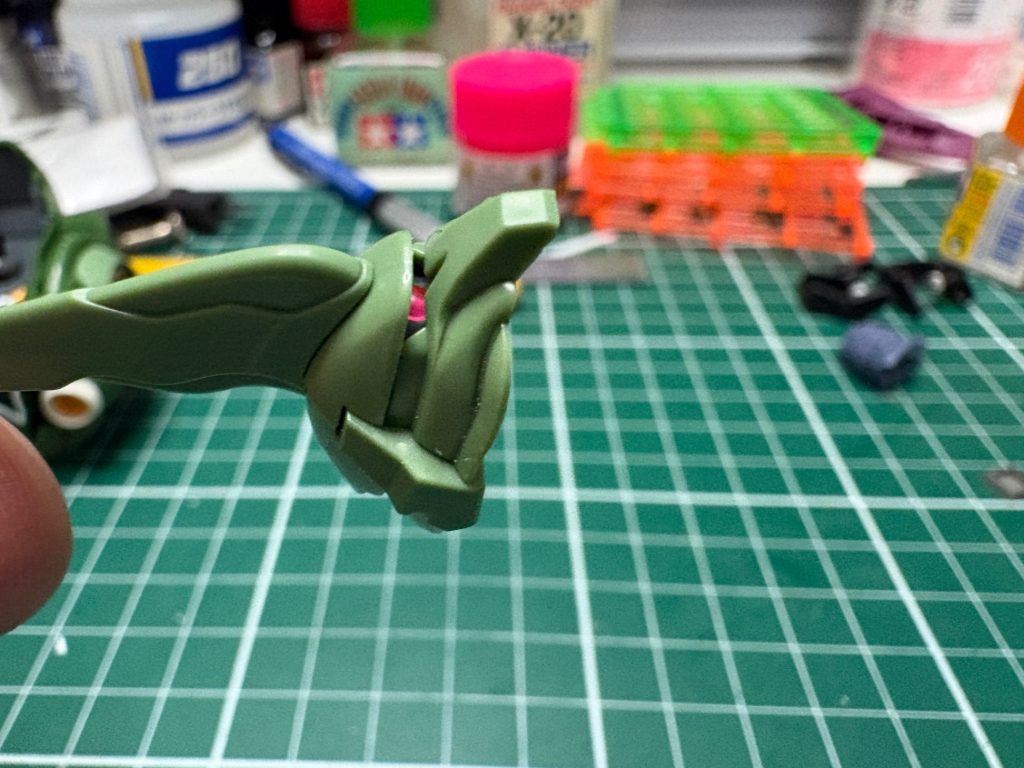 頭部モノアイは市販のHアイズを埋め込んだだけです。埋め込み先はキットのままなので、頭部裏から可動させれます。
