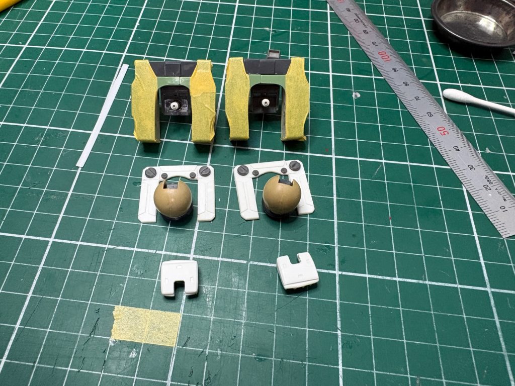 肩部分の改造はこのようにしてボール型の接続を追加（シーマ様ゲルググMが犠牲に）当時シーマ様はどこでも定価以下で手に入る機体だったので。今じゃこんな使い方無理だわｗマステ貼ってるパーツをボール型が入るギリギリまで削ると接続することができなくなるのでディテールパーツを作り塗装後接着剤で固定しました。