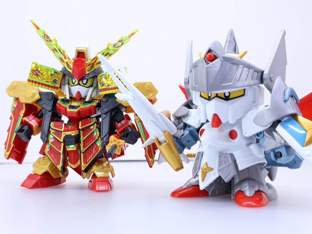 最新ＳＤと比べるとこのくらい。レジェンドＢＢのバーサル、今だとガンダムベースで所によって売られているのですが（値段もこちらの３分の１くらい）･･･すらっとしすぎるのでこっちの方が好みではあります（つまり買ってない）。可動は当時基準、手首は回転しませんが･･･この時代のおもちゃに改造を求める方が酷だとは思うので･･･