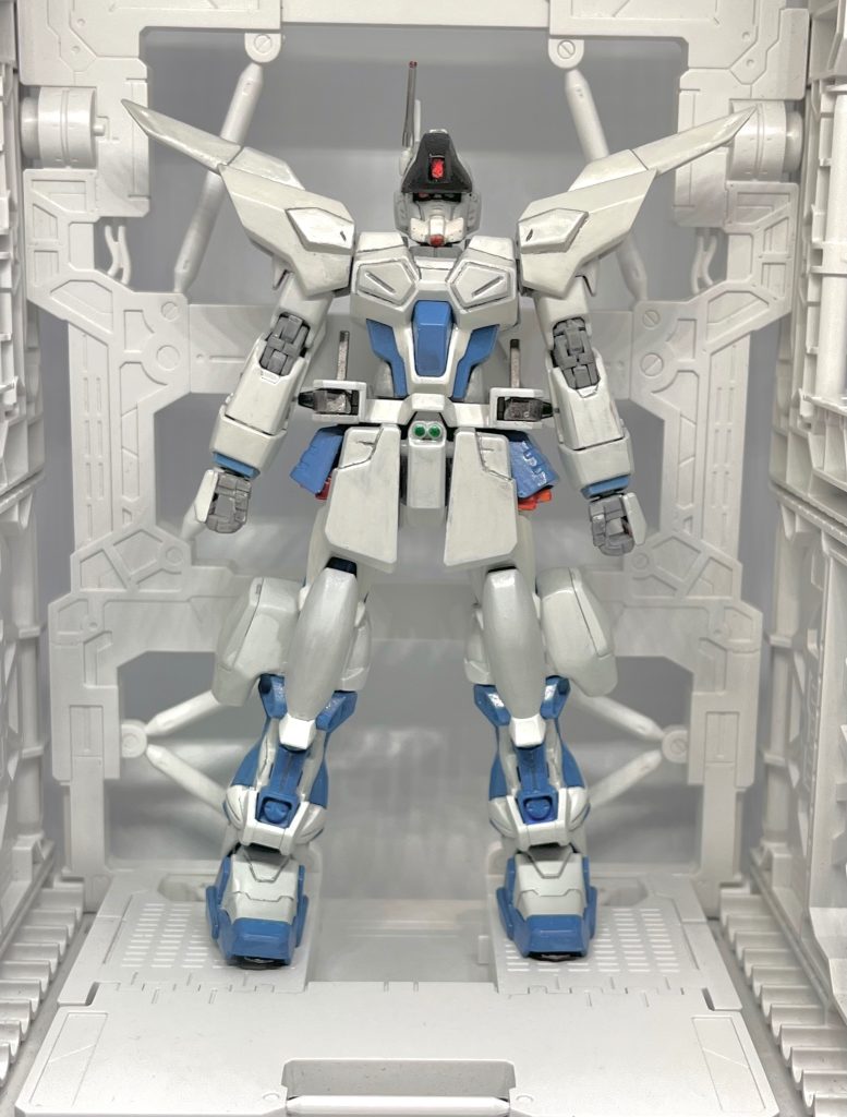 最初はかなりEz8の形をしていましたがもう少しスタイリッシュなデザインを目指して頭部はエコーズジェガンの頭を被せてアスタロトの顎部分を貼り付けた後にパテで盛り公式ミキシングキットのアンテナセットをつけ、足のサーベルラックはアンテナパーツを切り、余りパーツを見立てて脚部ブースターに仕上げました。