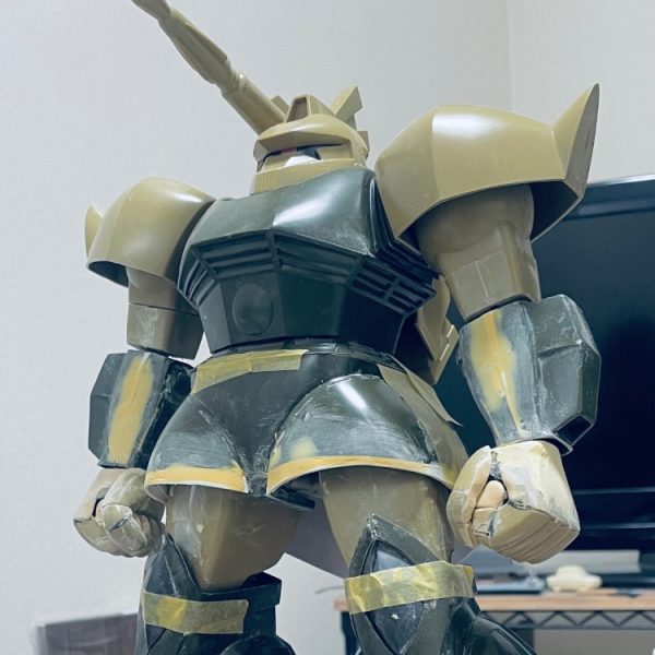 旧キット1/60ゲルググキャノン。前腕3mm楔型に幅増し脇を10mm程内側へ詰めるスカート前5mm、後15mm程延長股関節軸を下へ10mm程移設靴のつま先を設定画寄せで延長、整形モノアイはLEDで電飾改造箇所は以上ですm(_ _)m（1枚目）