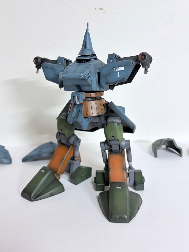 スカートアーマーは分割式。