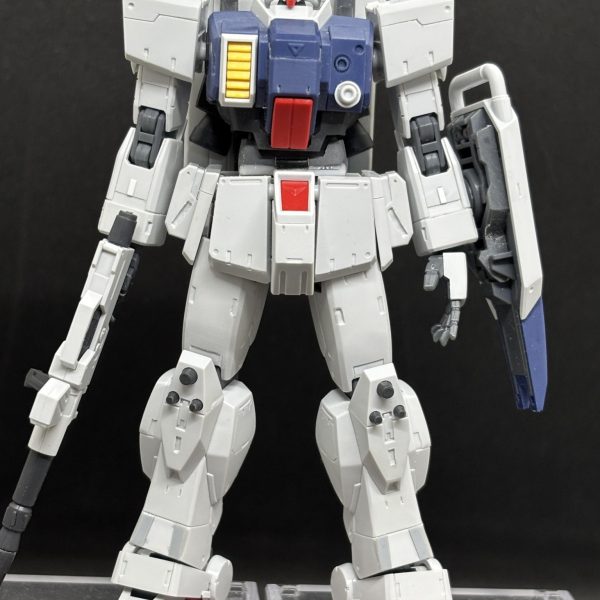 陸戦型ガンダムが2027年2月に発売となりますね😄でもどうせ転売ヤーに買い占められ、発売日に定価で手に入れるのはほぼ諦めております。と言うことで、今回は手持ちのHG版から公開された「RG版の陸ガンのディテールを可能な限り再現してやる」をコンセプトに、彫刻刀などを駆使して、全身美容整形中です。あらかた改修作業が終わり、サフチェック前にアップさせて頂きました。（2枚目）