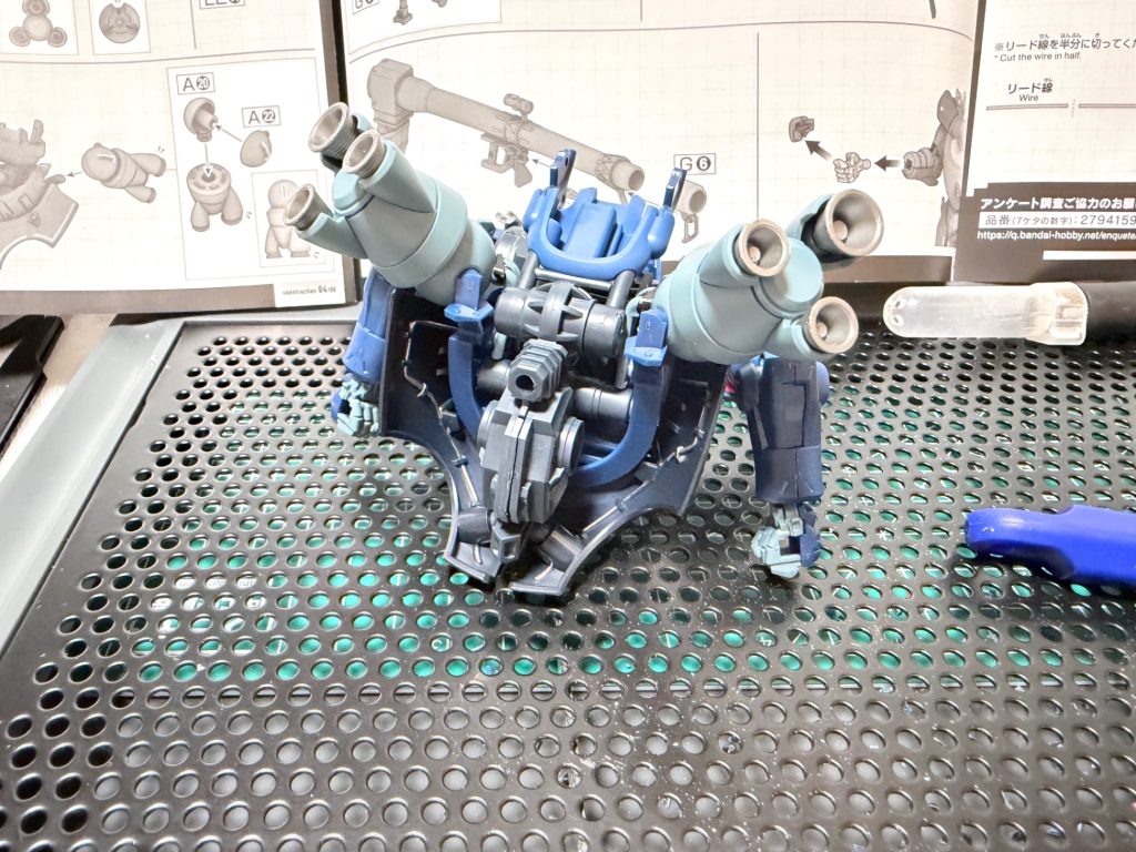 目立たないどころかここが見えるようには飾らないんだけど腰パーツ裏のパイプ的なモールドはディスペイマーカーのガンメタを塗るこういうところはガンダムマーカー直だとだいたいインクが出過ぎて酷いことになる