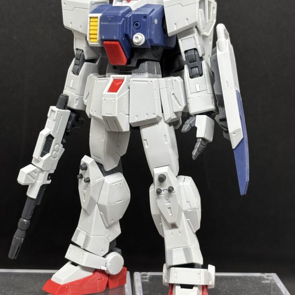 陸戦型ガンダムが2027年2月に発売となりますね😄でもどうせ転売ヤーに買い占められ、発売日に定価で手に入れるのはほぼ諦めております。と言うことで、今回は手持ちのHG版から公開された「RG版の陸ガンのディテールを可能な限り再現してやる」をコンセプトに、彫刻刀などを駆使して、全身美容整形中です。あらかた改修作業が終わり、サフチェック前にアップさせて頂きました。（3枚目）