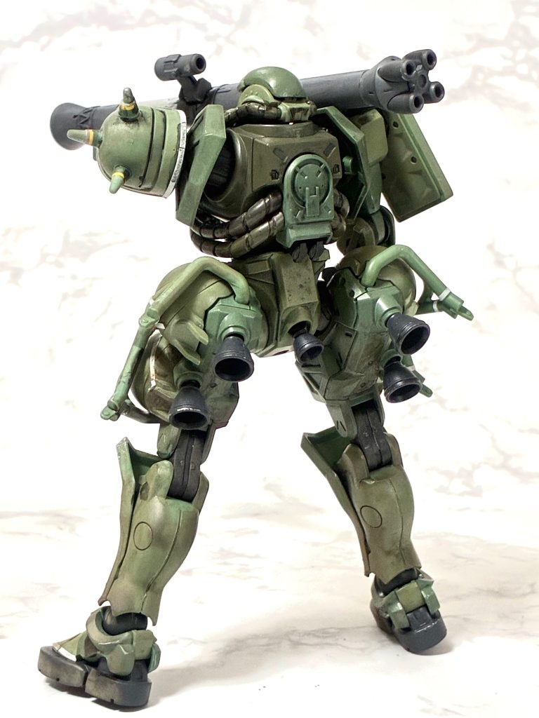 全体を黒で、膝から下をグランドブラウンでウェザリング、軍警ザク作ったのに太ももの玉と網掛け忘れてて2回バラしました笑