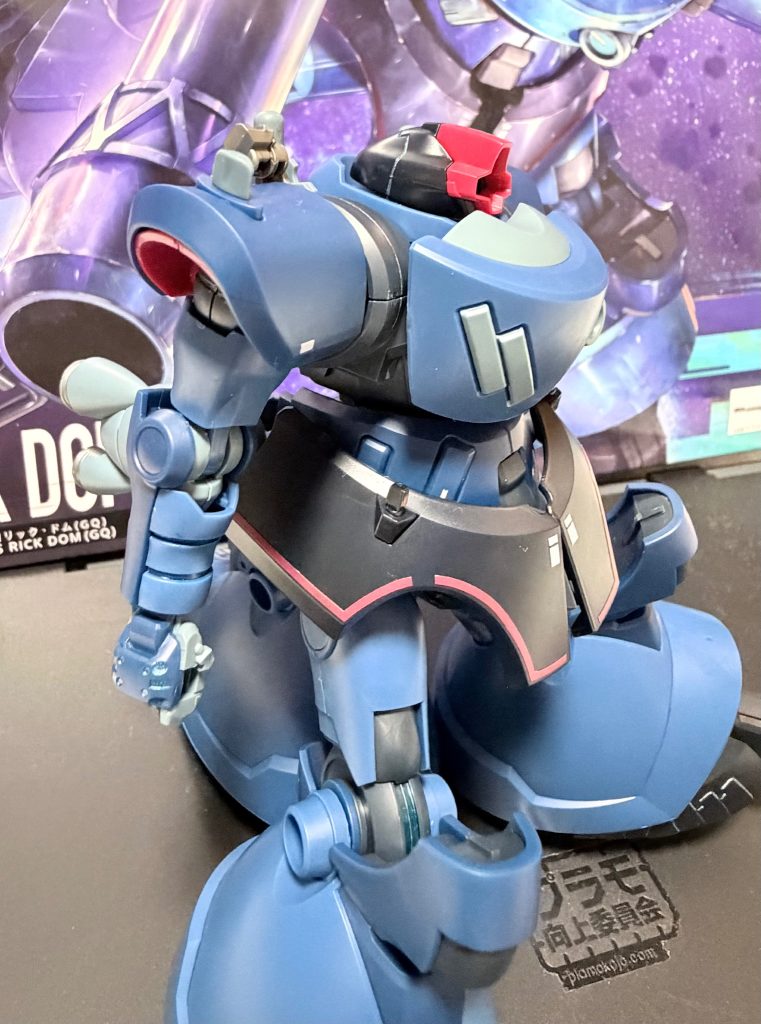 ポイント塗装のわかりやすい画角黒にはパーツ分割やモールドがわかりやすいようにガンダムマーカーの光の翼ホロブルー濃いグレーや濃い青にはガンダムマーカーのコスモメタブルーグレーその他にはコピックマルチライナーのコバルト0.05 胸のグレーのパーツの繋がってる感が薄れたかな腰の四角いパーツは塗装例だと全体がグレーでワンポイントに白なのだけど全体を塗るのはやってられないのでワンポイントの白のみマーカー塗装で対応ディスパイのアクリルマーカーではうまく乗らなくてガンダムマーカーのニューホワイトの方が綺麗に仕上がったのは意外その他、部分的なガンメタやバズーカの本来レンズっぽいところなどはディスペイのアクリルマーカーを使用ガンダムマーカーの浸透力は諸刃の剣ではあるけれど成型色仕上げならめちゃくちゃ使いやすいので水性アクリルマーカーが存在感を示しつつある現在でも特にメタやホロのカラーは持っておくと便利（個人の感想です）