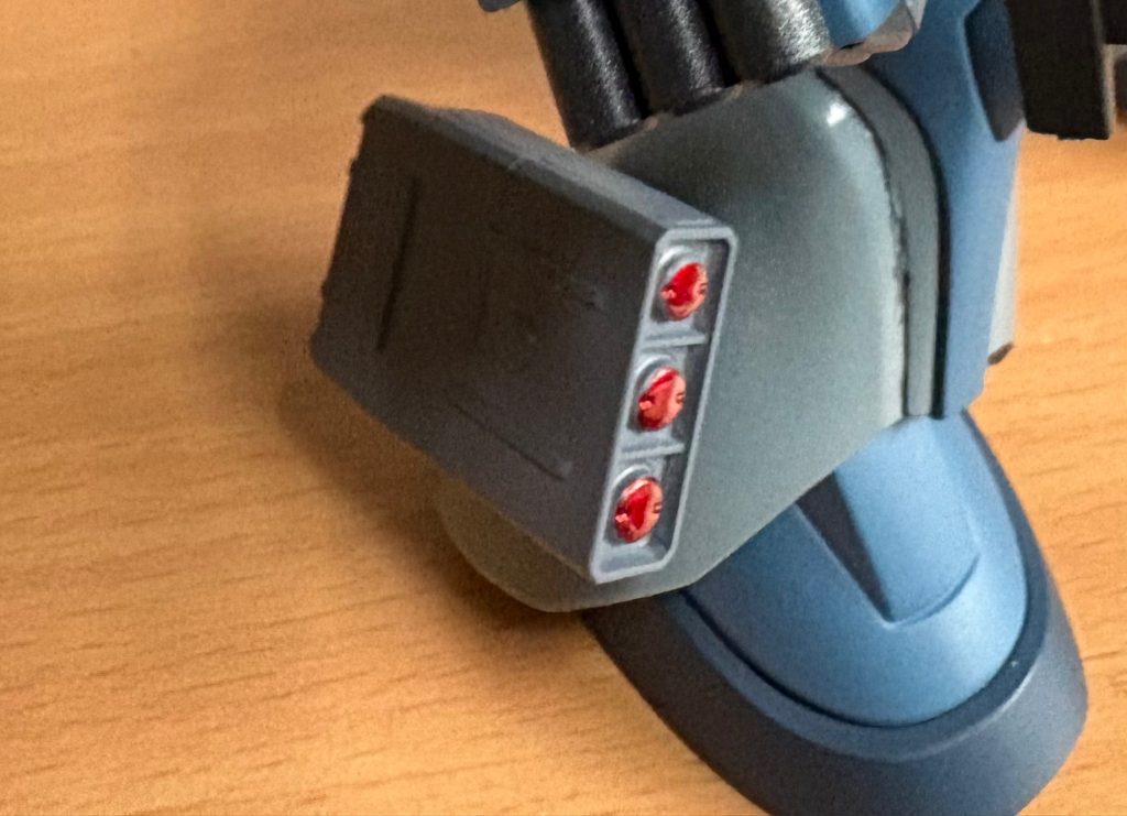 ３連装多目的ミサイルポッド両脚部に装備された外付け型ミサイルポッド。戦局に合わせて多彩な弾頭を使用可能で、打ち尽くした後はパージできる補助装備