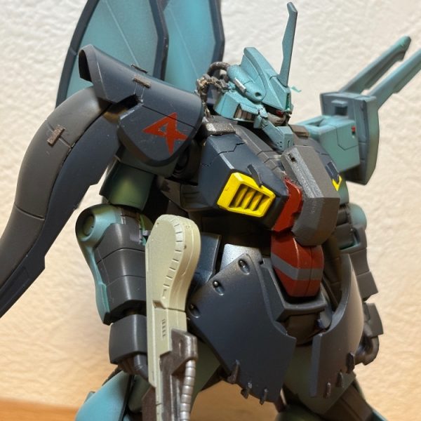 いつもご覧いただきありがとうございます！　　ディジェの塗装まで終わりました！改造した部分のカラーリング、塗り分けの順序、かなり考えることが多く、拙いながらなんとかまとまりました.....アムロのパーソナルペイント、マスキングで無理矢理再現したのは自信作です。意外と簡単ですよこれは。塗装の手順でもうスミイレいらないくらいにはモールドハッキリ出ているので、このままデカール貼って完成投稿します！もう少しお待ちください！（1枚目）