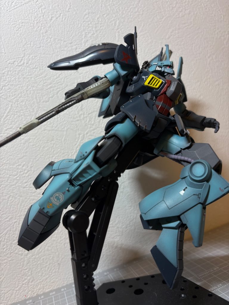 ガンダム顔を移植しつつ、マスクはそのまま取り付けているので、角度によってはそのままのディジェにも見えるのがなかなか良い.....
