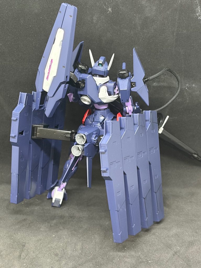 人工AI 『Magia』ヴァナディース事変で起動したガンダムルブリスのデータをベースに開発された人工AI。パイロットにおけるデータストームの負担を減らすことを目的とされており、パーメントスコア4以上の出力であればパイロットに一切の負担がなく出力を出すことができる。