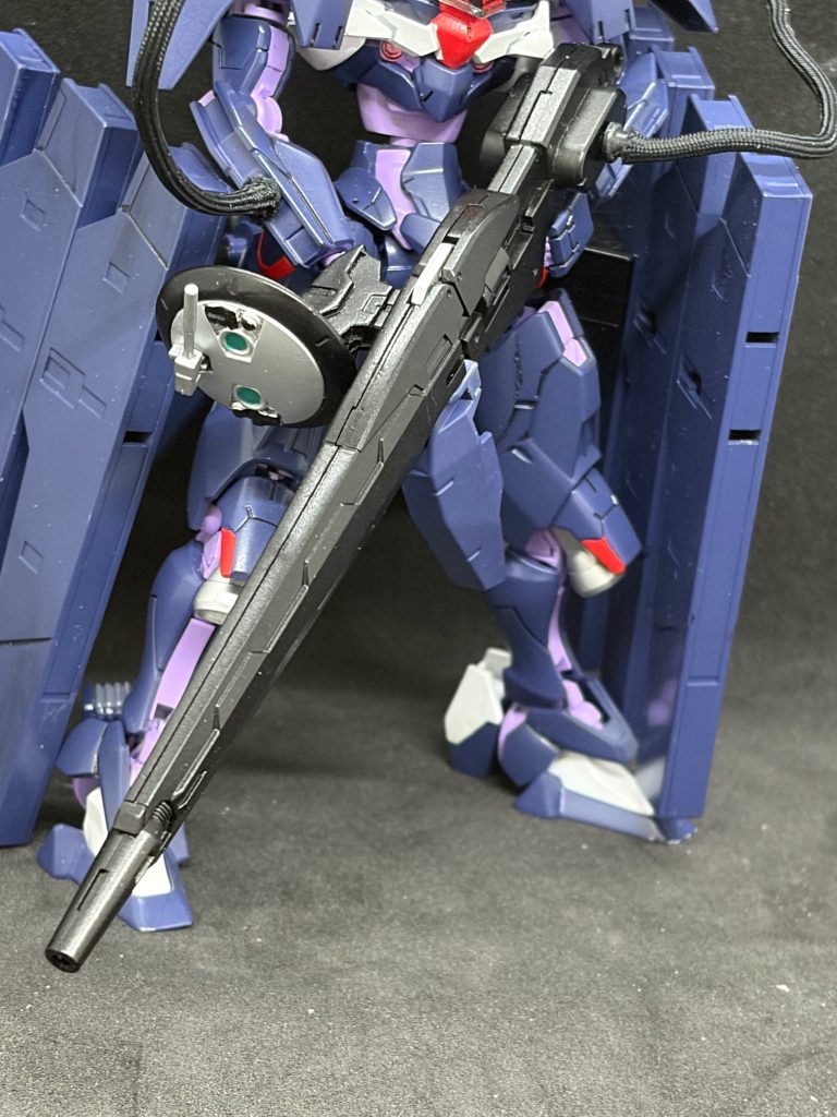 長距離ビームライフル　『メイライ』武装に内蔵されているレドームによって誤差のない射撃が可能になっている。また連射モードに切り替えることによって通常のビームライフルとしても使用することができる。