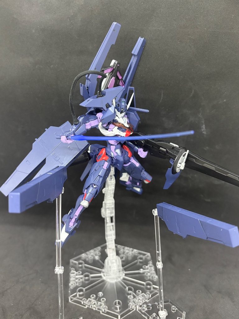 シールドガンドビッドはパーメントスコア4以上で武装を展開させることができる。8つ全ての武装を展開させるにはパーメントスコア5以上でないと展開できないため通常下では4つ以下の展開に抑えている。