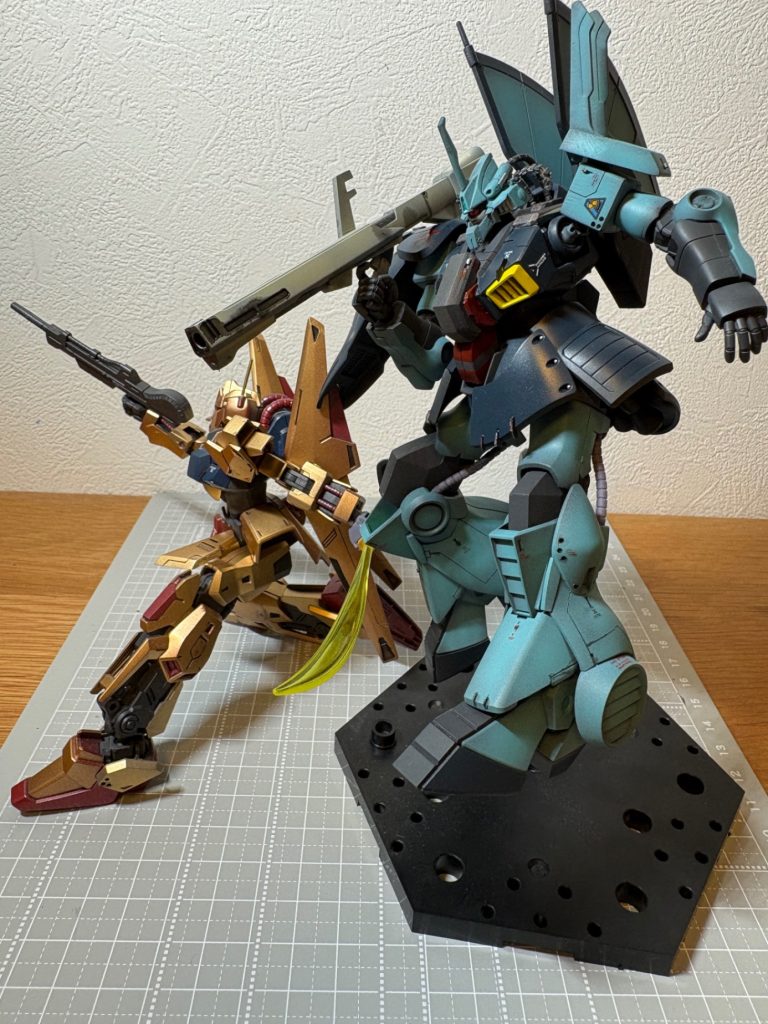 ここで過去作の百式とも一緒に撮影してみます！グリプス戦役最強のM.A.V.!!!!