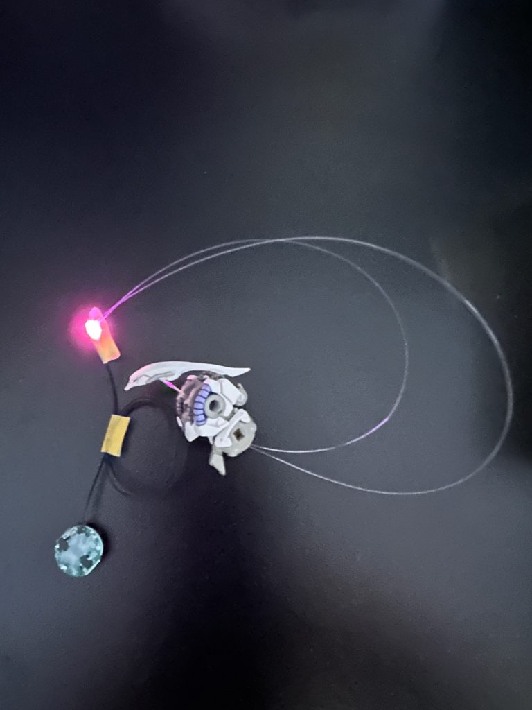 眼の発行はLED+光ファイバーで。LEDはBit Trade Oneのものを使っています。はんだ付け不要、On/Offは磁石を近づけるだけで非常にお手軽です。