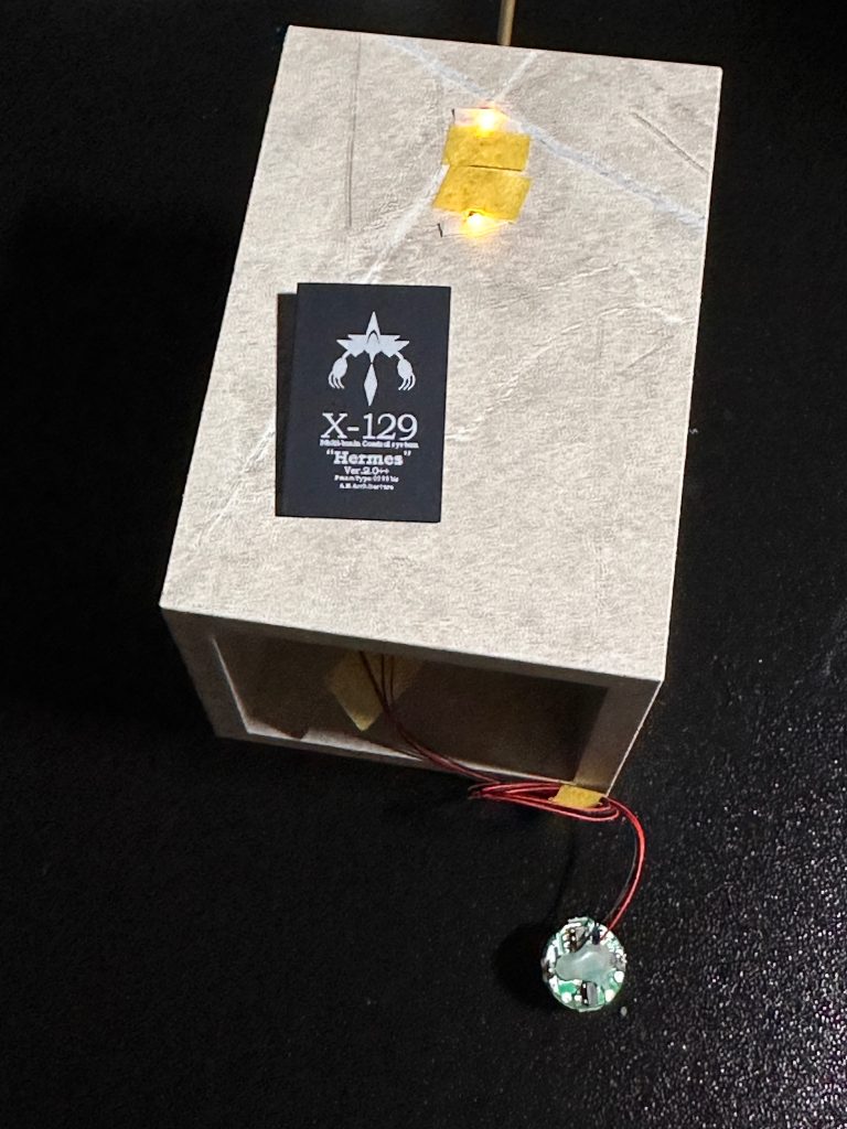 台座はLEDに光拡散フィルムを張っています。「平米屋平兵衛」様に譲っていただいた永野版キュベレイのデカールを使いました。