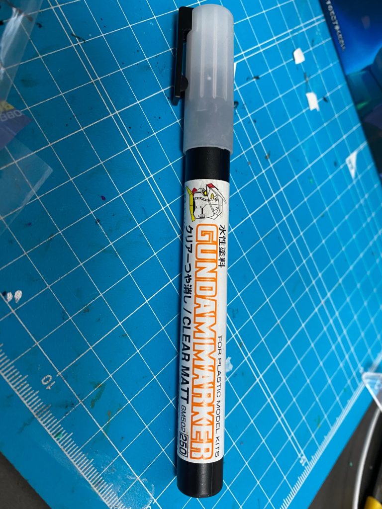 前回の投稿で、ガンダムマーカーの光沢を筆塗りしたのを紹介しましたが艶消しのマーカーもあるので使ってみました(gundam-kao7)無臭ですぐ使えて乾きも速いのが特徴‼️艶消し感も激渋な感じがグー👍