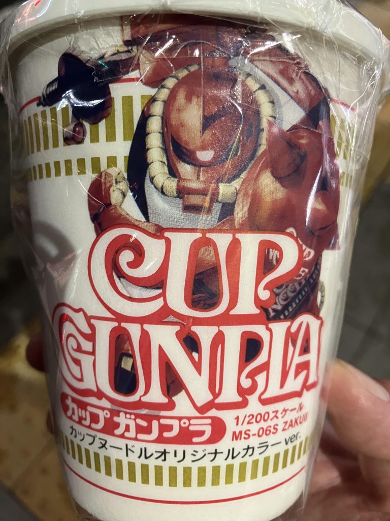 作品名：初めて見ました。<p>カップヌードルの上に付いてたヤカン持ってるやつやったら知ってるけど、 コレ1/200スケールのカップガンプラ 日本橋の駿⭕️屋のワゴンからサルベージ。</p>
