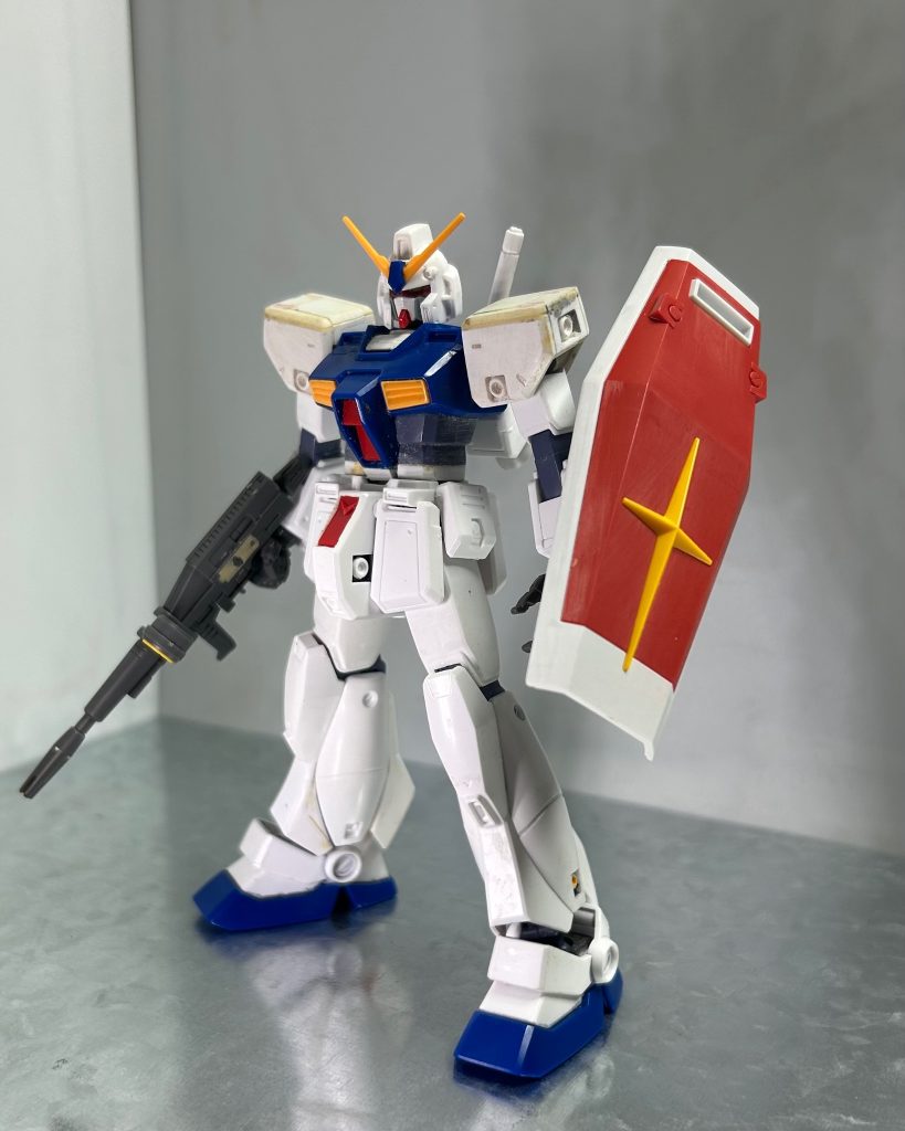 制作工程です。ずっと放置していたアレックスをベースに安く手に入ったジャンクのもう一機のアレックスを組み合わせました。劇中、空中から飛来してSD達を踏み潰し、そして跳んで去っていくと言うたった数秒のカット…SD達にとっては迷惑な存在でしょうが、しかし視聴者目線で言うとヒーロー然としてとても良い！そんな感じなのが表現できれば…！