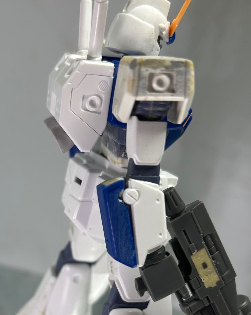 腕。肩のコの字のパーツを削り取りました。肩上部に1ミリプラ板貼って大型化。ガンダムにガトリングはないので前腕部の形状変更しました。手首はオリジン版ガンダム。その繋ぎが目立ったのでジャンクパーツで隙間埋め。バックパック。メインスラスターのみ別のキットから流用しました。