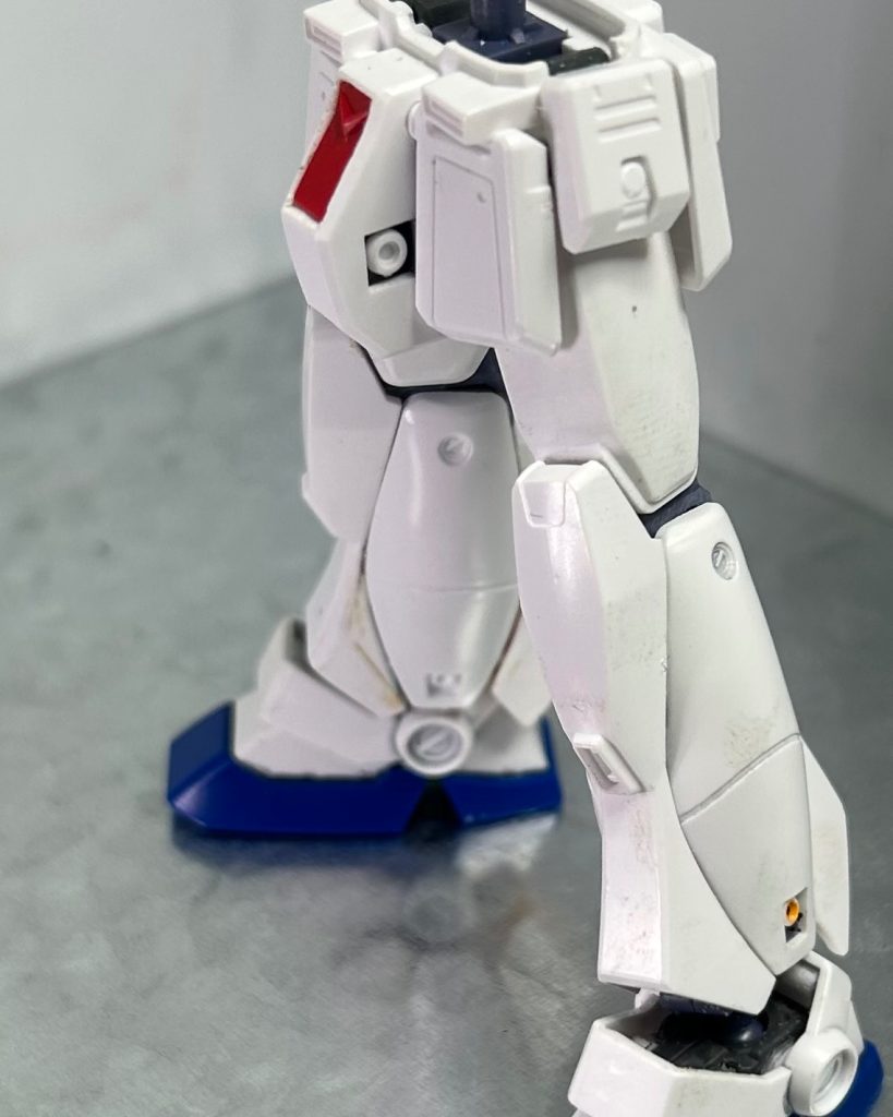 腰。基本同じです。V字マークのところだけノペッとしてたのでジャンクパーツから適当なモノをチョイスしてはめ込みました。脚部。今回の1番の目玉と言うべきところです。脚のスラスターを使用せずに内側のパーツ同士をニコイチして作っています。あとはプラ板とパテで調整。