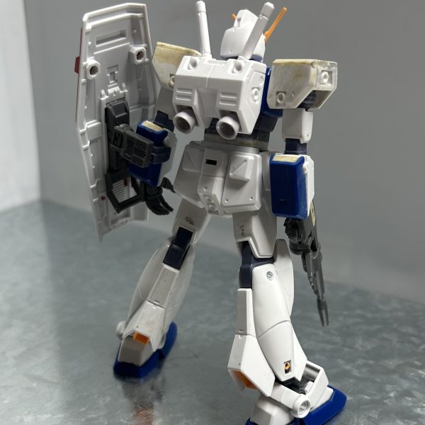 現状での次回作であるマロン社版ガンダム、大体形になりました。結構ヒロイックになった感。こんだけデザインが違うものでもRX-78-2！（3枚目）