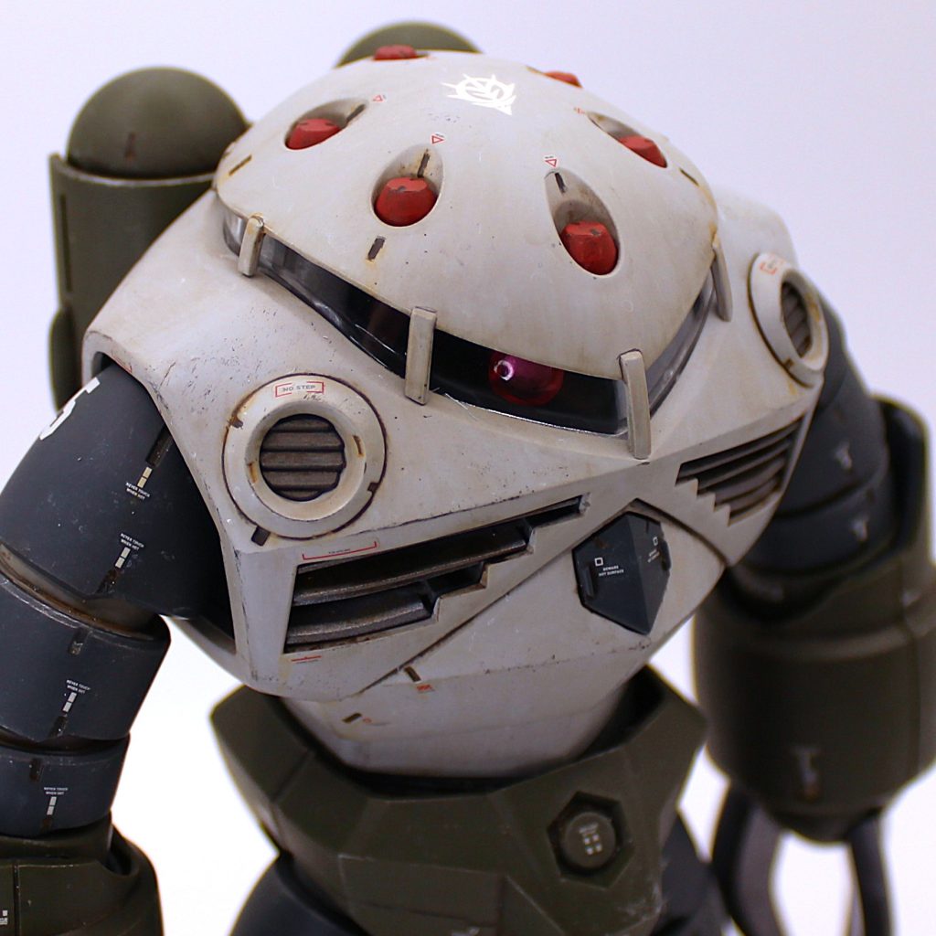 胴体ですが、色々な方の作例を拝見すると、段落ちモールド化するのがセオリーな感じですね。ただ、設定画や説明書の見本を見ると合わせ目として消してあります。個人的な解釈としても、胴体装甲がぱっくり前後に分かれるというのは、特に脇腹の造形的に不自然な感じがするので、消す事にしました。どうやっても後ハメは無理そうだったので、先に装甲全体と内部フレームを塗装→接着して組み立て→合わせ目消してマスキングして合わせ目部再塗装で仕上げました。