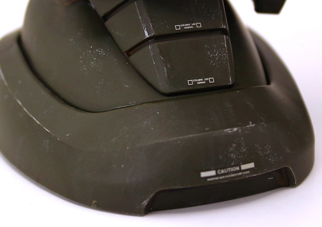 水垢汚れは自動車や台所のシンクにこびり付くあの忌々しい汚れを再現しようとトライしてみました。水で薄めに溶いた塗料を筆でざざっと塗りたくり綿棒で吸わせてごく僅かに白い水滴が残る状態にして水分を飛ばしたところ、水垢汚れっぽくなりましたが、少々オーバーサイズ感がありました。そこで、湿り気のある綿棒や指でトントンしたり擦ったりしてより細かくして誤魔化しました。結果としてはちょっと地味過ぎた感じになってしまい、個人的にはイマイチな仕上がりになりましたが、次の機会に活きる良い勉強になりました。