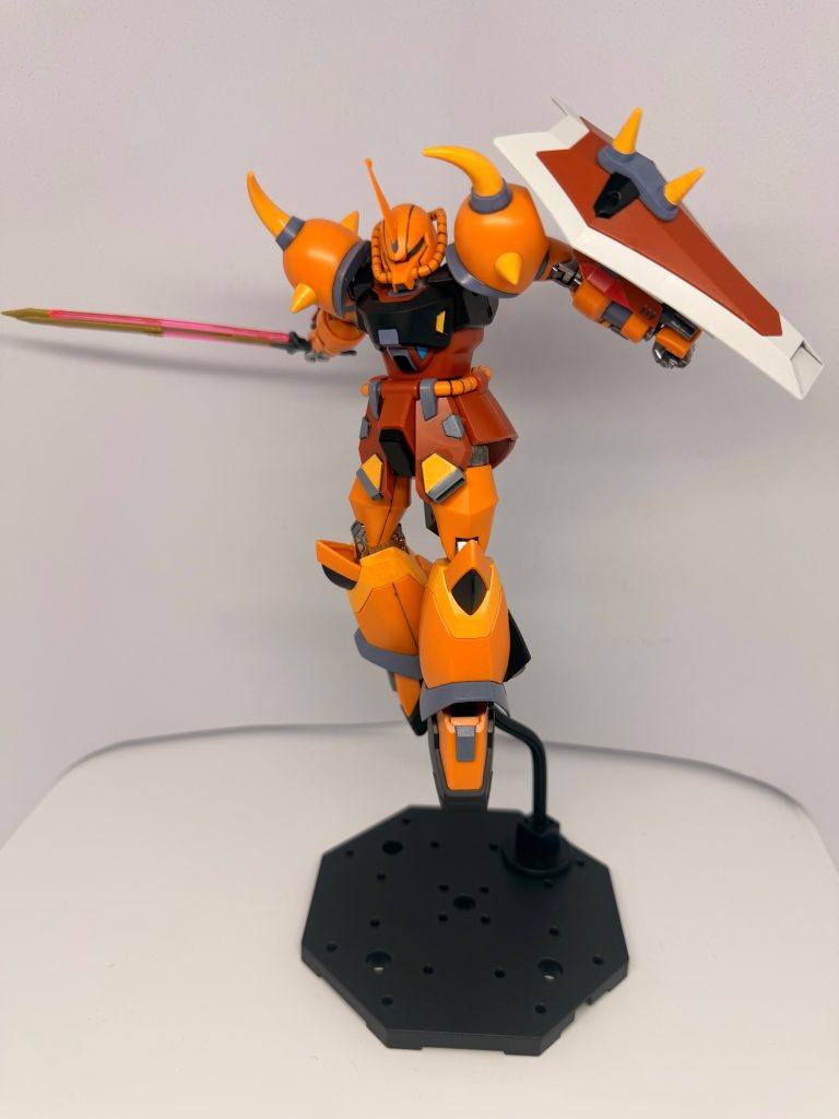 本体は基本的にそのまま組み立て、フロントスカートを加工し左右独立させ、胸部にプラ板を貼り、モノアイをレジンで膨らませ蛍光塗料で塗装。