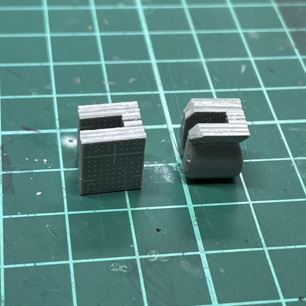 ネックだったふくらはぎが何とか形になってきました。コの字型の積層プラ板を削ったり貼ったりがっつり可動はだいぶ大変そうなので気持ち良く立てる程度の最低限でいこうと思います。（4枚目）