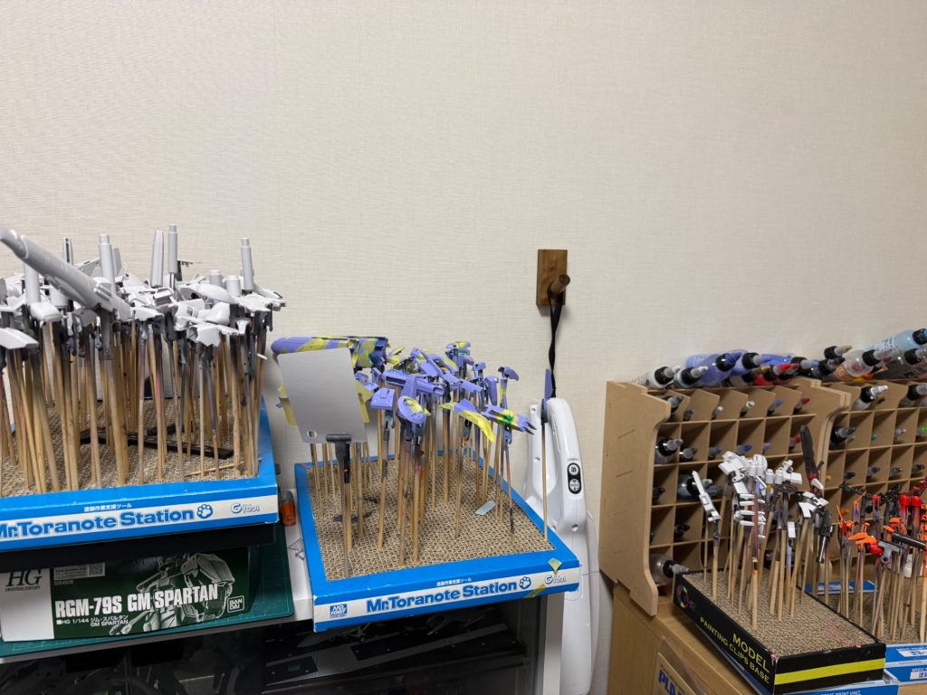 とんでもない量のクリップが必要になりました。塗っても塗っても終わらない上に、迷彩のマスキングプラス重ね塗りという超苦行