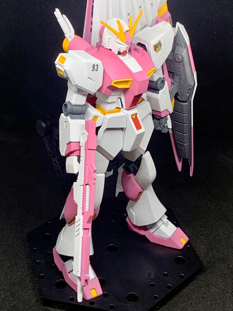 工作箇所はシールドをHI-νガンダムのシールドにお取替えとオプションパーツセット(フィンファンネル)を使用、ライフルの合わせ目消し、目の部分成型色活用した以外の塗装位で後はストレート組、つや消しトップコートになります。