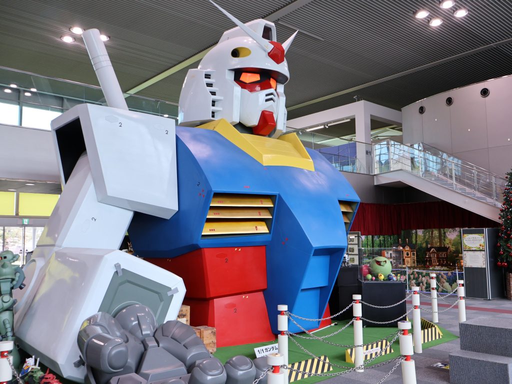 作品名：ほらそこに実物大ガンダム<p>栃木のバンダイミュージアムに行ってきました。12年ぶりです。 ここに実物大ガンダムの上半身が建っているのは有名な話ですが･･･他にも過去のガンダムワールド（巡回でやってたあれね）の遺産であるはずの実物大コックピットやらジ [&hellip;]</p>
