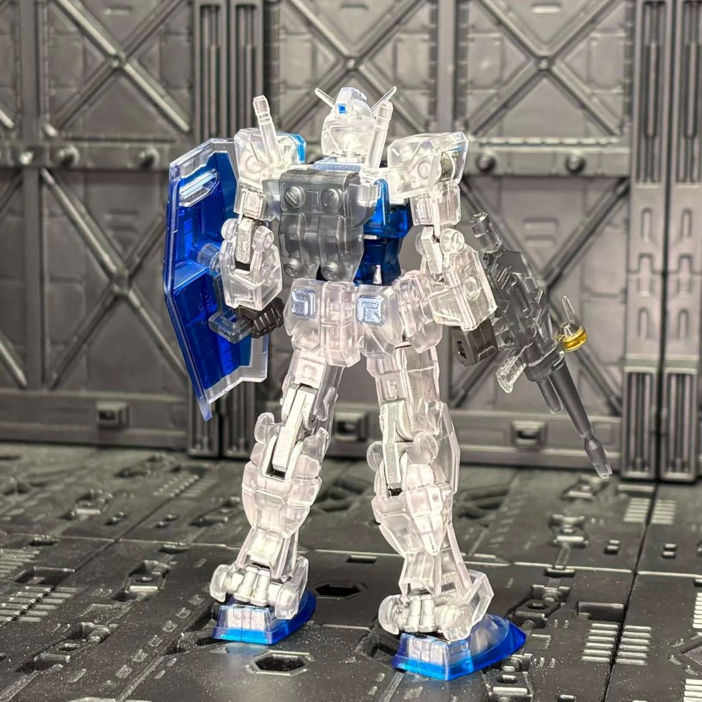 CAPSULE ACTION RX-78-2ガンダム～GUNDAM BASE LIMITED ver.～のガンダムベースクリアカラーver.です。よく行く模型屋さんのショーケースに飾られてたのが格好良くてフリマサイトで探しました。フレームに外装被せる仕様なのでクリアカラーを探してフレームをシルバーで塗装してます。仕事が急に忙しくなって今メインで作ってるのが作業進んでないので息抜きと新しい機材試すのを兼ねてサクッと作りました