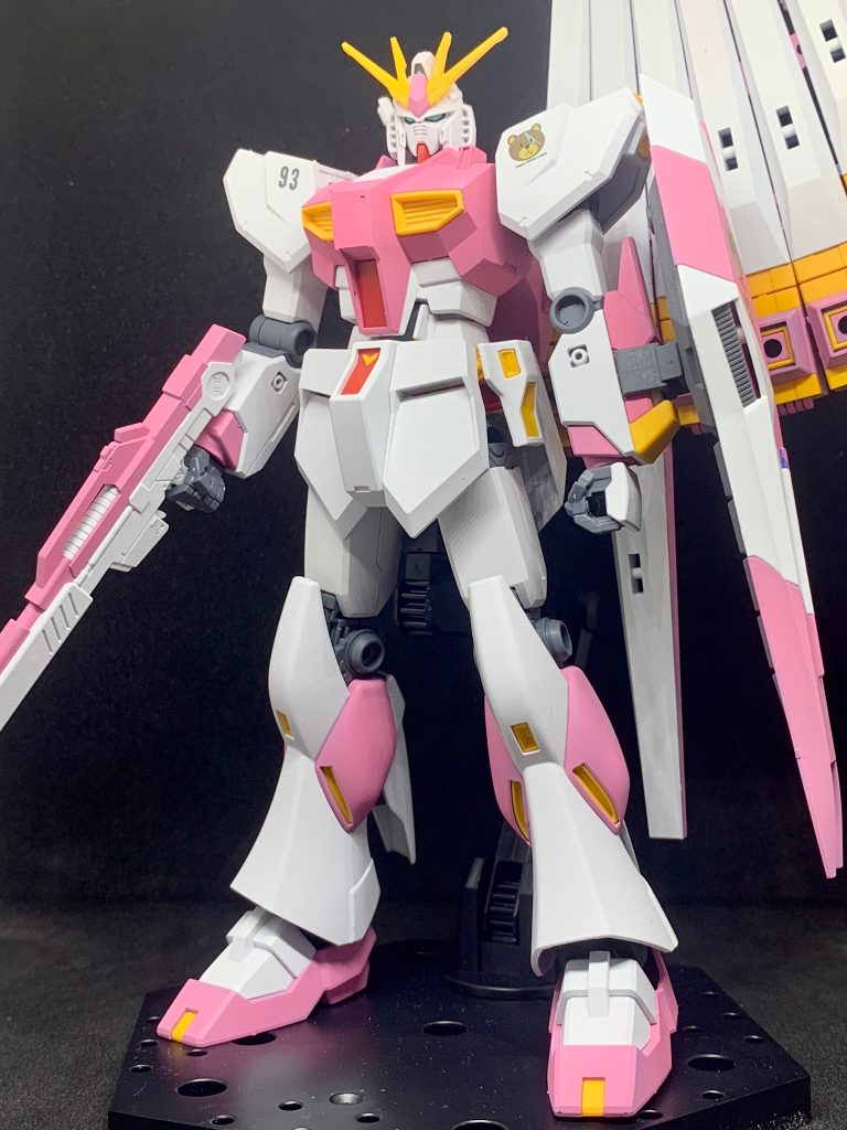 塗装レシピ白部分:Mｒ.ベースホワイトをスプレー塗装ピンク部分:サーフェイサーエヴォパステルピンクをエアブラシ塗装黄色部分:ガンダムイエローをガンダムマーカーエアブラシシステムで塗装