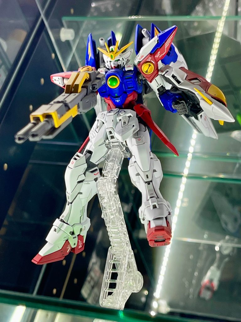 デデン❕ツインバスターライフルを構えてみる。どう構えたらかっこいいか考えてみたがいい案が出ず、とりあえず下に向けてみた。と言うのもこのキット、足があまり開けません🙅‍♂️躍動感を出すにはやっぱ足は開きたいんですよねー。アクションベースをどう使いこなすか、そこに尽きるかも。腰の暖簾が前と横ので干渉するので塗装剥がれ注意です。あと太腿も剥げた👊&nbsp;