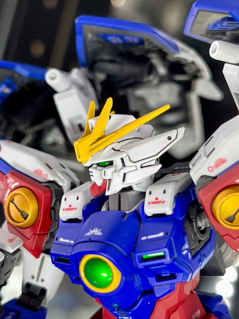 この世で一番かっこいい横顔😎オープニングでアップになるあの横顔に魅了された人は多いでしょう。人型機動兵器の境地だ本当に🤤撮ってて思ったんですが、1/144はアップで撮るのがなかなか難しくてですね。iPhoneで撮ってるんですけど、ズームするとボヤけたり画質が悪くなるので苦戦しました。カメラを近づけると光を当てにくくなり、それでもフラッシュは使いたくなかった📸首の可動域はお察しで、アニメのようにはいきません。難しいだろうな🤔