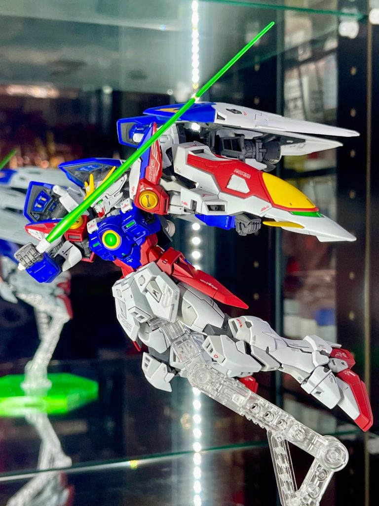 エレガントにやりに行くポーズ🗡️どーーーも写真にすると躍動感が落ちてしまう。まーまーまー良いんですけどね！ウイングとシールドと足の角度が揃ってるところがポイント💡このキットはウイングバインダーを展開して上に動かすことができます。前に向かって高速移動するための機構といいますか🤔なに当たり前のこと言ってんだって思いますよね。昔作ったMGのプロトゼロはウイングバインダーを上に動かせず、ただ開くだけ。上昇するためだけの羽か❓と文句を言いたくなる仕様だったんですよ😬それが今となってはこんなにハイテクぎっしりのキットがこの世にあるとは。技術の進歩に賞賛を送りたいです👏