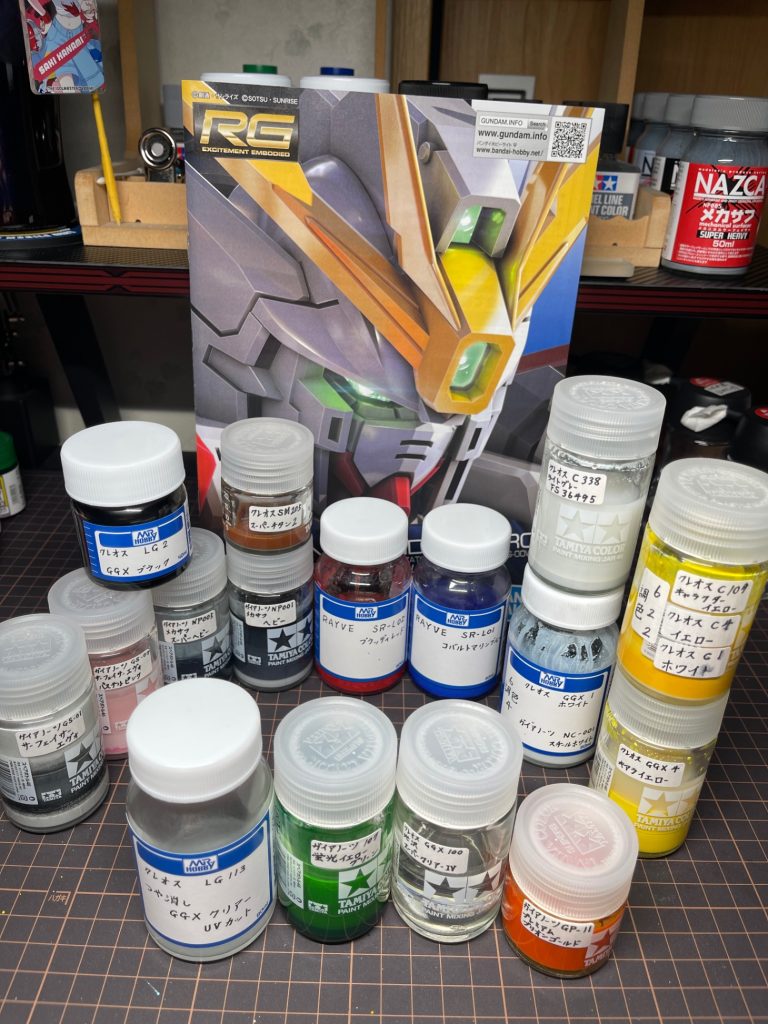 今回使用した塗料たち🎨文字見えますかね❓いやぁがんばった本当に😮‍💨まず、ちゃんとサーフェイサーを使って下地から塗装したのは初めてでした。赤と青にRAYVEを使いたいと決心したところから始め、黄色はキアライエローで塗装するも納得いかずキャラクターイエロー、イエロー、ホワイトで調色しやっと上手くいきました🟥🟦🟡メイン色となる白もGGXホワイトとスチールホワイトで調色。差し色になるライトグレーが思ったより白っぽく、どうなるか怪しいところでしたが、いざ組んでみてひとまず安心。センサー系の蛍光イエローグリーンはいい仕事をしてくれました。スーパークリアー4の光沢も相まってイメージ通りの出来に仕上がりました🟢&nbsp;さて、総評していきます。RG自体、作るのが初めてでした。塗装しなくても完璧に近いクリアランスで作られているこのキット。塗装して太った部品同士が干渉しまくって苦労しました。実際に削れ、剥がれ、抉れが至る所にあります。これは一度組んでみないことには中々わからず、事前に痩せさせておく重要性を知りました。胸パーツでは非常に頭を悩ませ、下部分のセンサーが何故か別パーツでない仕様。何度もやり直し、修正を余儀なくされ、一度うすめ液にドボンして塗料を落としたり。。。ど真ん中のセンサーもスーパークリアー4でツヤツヤになったのは良かったんですが、太ってしまったせいで力を込めて嵌めた時にクリアーが剥がれ、修正すれば塗料が厚みを増して端が浮き、アールをつけたマスキングなんておれができるわけねーだろ❕と叫んでました👅肩には暖簾が付いてますが、穴に向かってプラスチックを開きながら入れるような構造になっており、左右ともしっかり折れました。こんなの無理だろ😭😭上の方でも書いた通り、股があまり開けずダイナミックなポージングは結構難しいです。ハンドパーツも種類は大したことないです。パーは左手しかありませんし意味不明🖐️武器を持つグーの手は優秀ですが、バスターライフルのグリップが抜けなくなり、無理やり取ろうとして案の定折れました💥💥自分のことが嫌いになりそうでした。。。塗料の厚みを考慮して手の中を削ったり、武器側のグリップを削ったり、やれることは様々ありました✊右手でビームサーベルを持つことは事実上不可能となったので、写真は左右反転してごまかしています🤪自分の実力不足を思い知りながらも、ウイングゼロが好きで、とにかく作業が楽しくて、新しいことに挑戦して成功と失敗を繰り返し、なんとか完成まで至ることができました。欲を言うと、一番好きなガンダムはノーミスで最高の出来栄えをと考えていました。しかし現実はそう上手くいかないものですよね。このキットで学んだことを次に必ず活かして成長していきます💪あ、マシンキャノンとネオバード形態は忘れてください。それではまたお会いしましょう👋&nbsp;&nbsp;