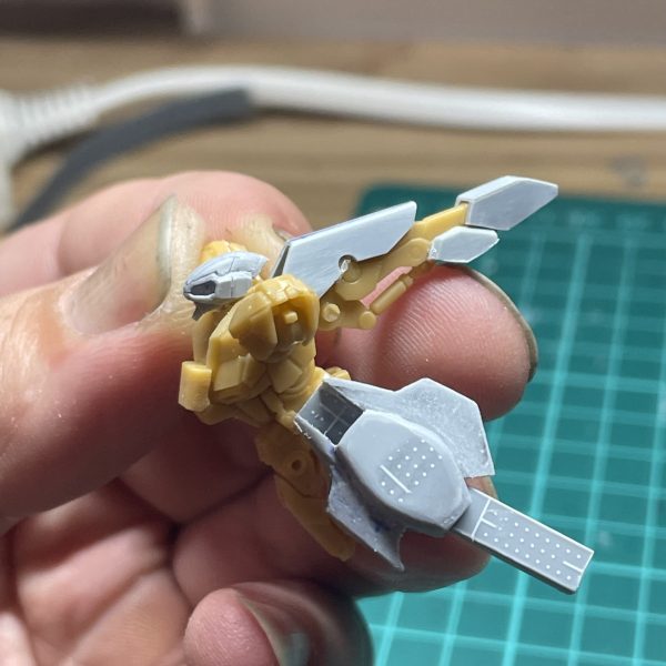 リガズィを生贄に制作中です。テールバインダー？スタビライザー？そのままいけるやんと、思っていたのですがペラペラだったのでプラ板被せて太らせました。太ももはプラ板箱組で製作中です。首は根本切り離すと簡単に前後スイング出来ました。（2枚目）