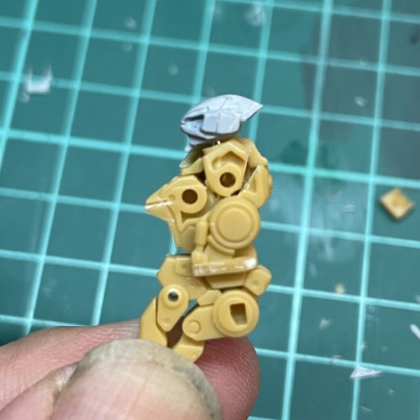 リガズィを生贄に制作中です。テールバインダー？スタビライザー？そのままいけるやんと、思っていたのですがペラペラだったのでプラ板被せて太らせました。太ももはプラ板箱組で製作中です。首は根本切り離すと簡単に前後スイング出来ました。（3枚目）