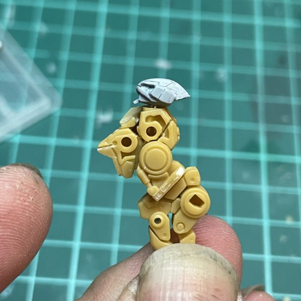 リガズィを生贄に制作中です。テールバインダー？スタビライザー？そのままいけるやんと、思っていたのですがペラペラだったのでプラ板被せて太らせました。太ももはプラ板箱組で製作中です。首は根本切り離すと簡単に前後スイング出来ました。（4枚目）