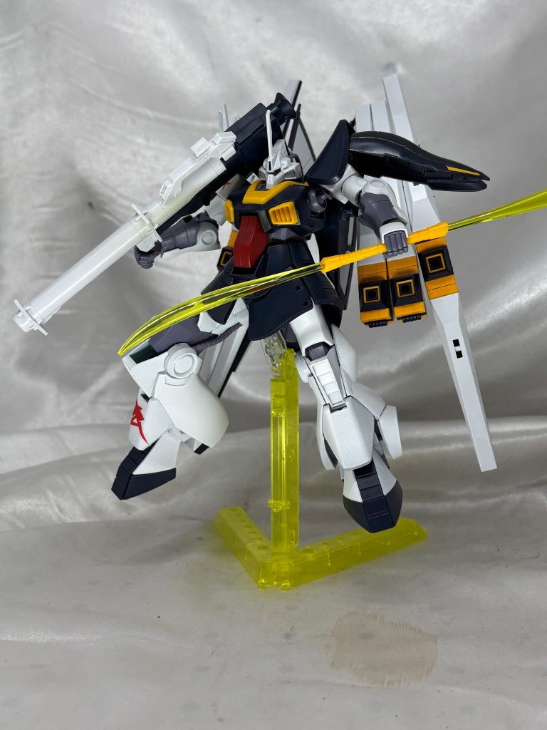 HGディジェの一部ボディカラーの変更＆オプションセットでファンネル装備仕様にしました。セットでついてたバズーカも添えて。