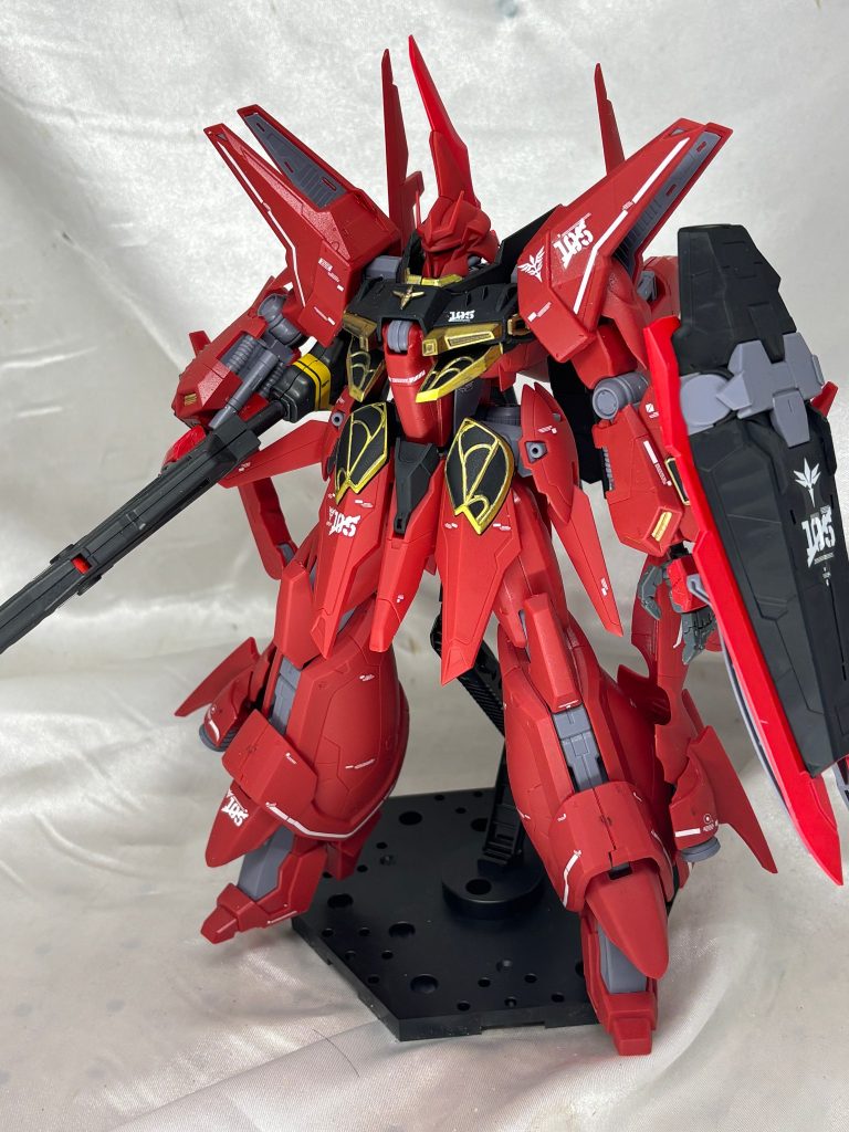 武装はMGサザビーのロングライフルに変更。シナンジュのグレネードランチャーを接続しています。このキットの袖は白ですが、シナンジュに寄せるため袖を金にしました。